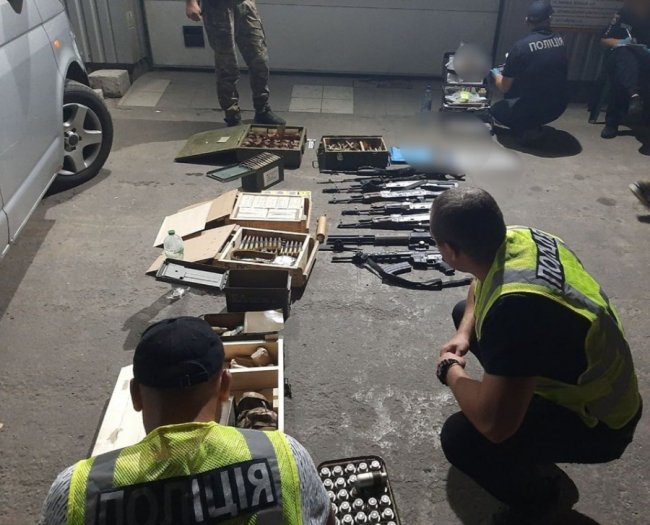 На Київщині працівник військкомату зберігав арсенал зброї та боєприпасів