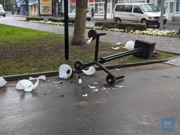 На водія кросовера, який у Володимирі збив опору вуличного освітлення, склали 4 протоколи