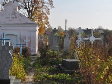 Володимирські пенсіонерки ладні оголосити голодування, аби на Лодомирському цвинтарі було чисто