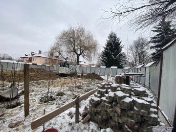 У місті на Волині в центральному парку проводять самовільне будівництво. ФОТО