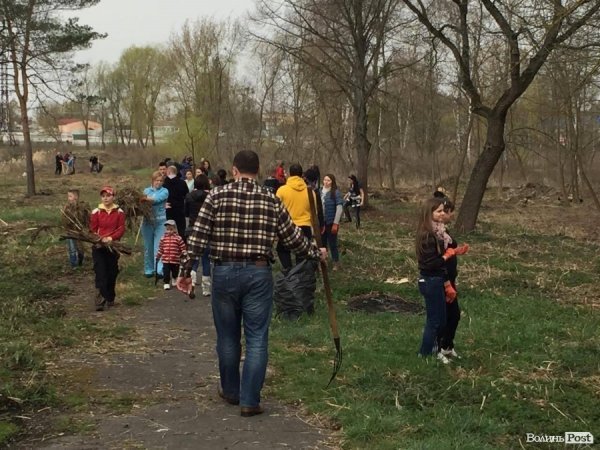 У Луцьку працівники ПриватБанку прибирали і садили дерева в парку ім. Лесі Українки. ФОТО