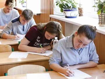 З 2025 року ЗНО можна буде складати лише українською, – мовний омбудсмен