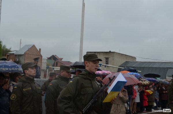 У Луцьку складали військову присягу під дощем