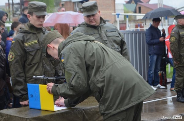 У Луцьку складали військову присягу під дощем