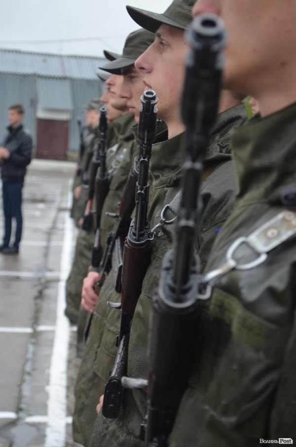 У Луцьку складали військову присягу під дощем