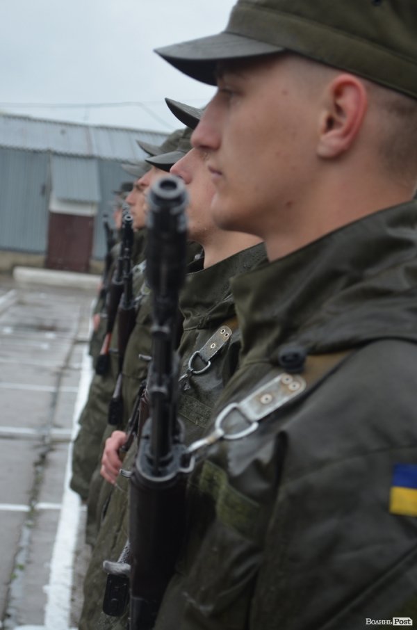 У Луцьку складали військову присягу під дощем