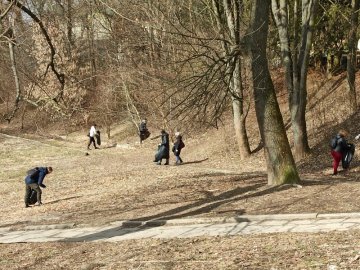 Лучани вийшли на толоку, аби прибрати територію біля Сапалаївки. ФОТО