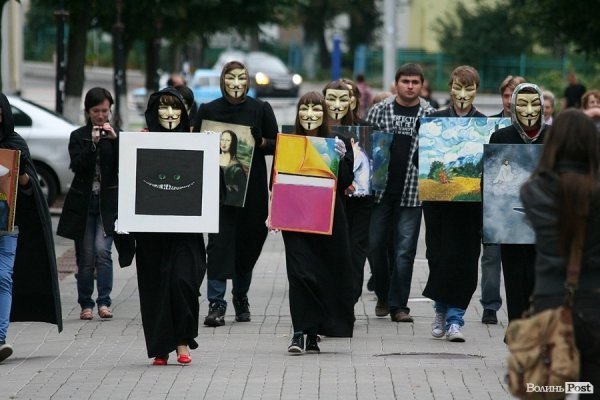 По Луцьку ходила «чортівня» з картинами. ФОТО