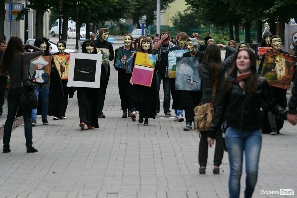 По Луцьку ходила «чортівня» з картинами. ФОТО