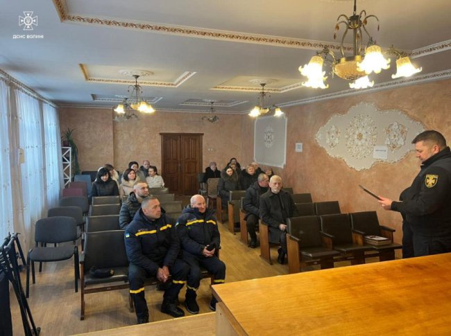 На Волині нагородили пожежників-добровольців, які врятували людей з палаючого будинку