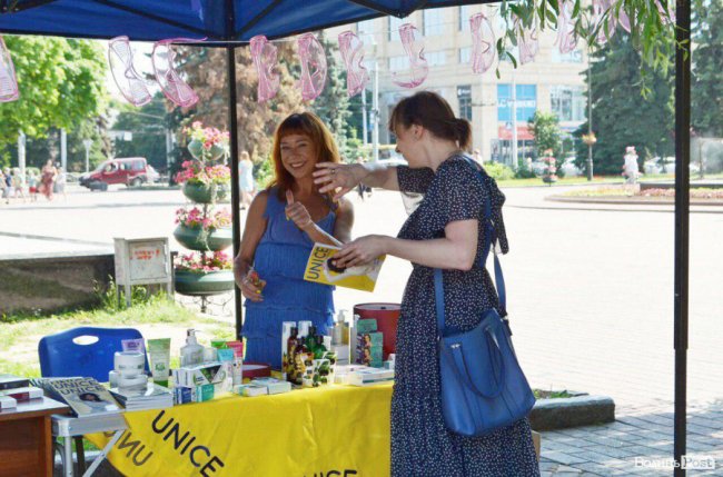 На Театральному майдані лікарі безкоштовно оглядають жінок. ФОТО