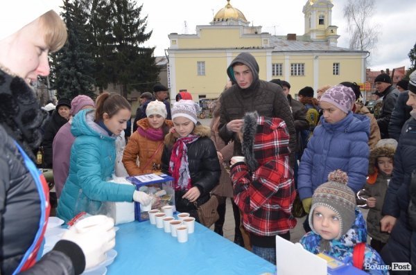 У Луцьку ярмаркували, щоб допомогти добровольцям в АТО.ФОТО