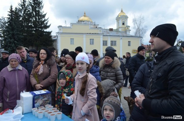 У Луцьку ярмаркували, щоб допомогти добровольцям в АТО.ФОТО