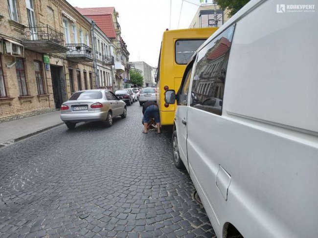 У Луцьку під час руху у маршрутки відлетіло колесо