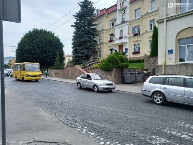 У Луцьку під час руху у маршрутки відлетіло колесо