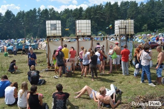 На все наметове містечко - шість душових кабін з холодною водою