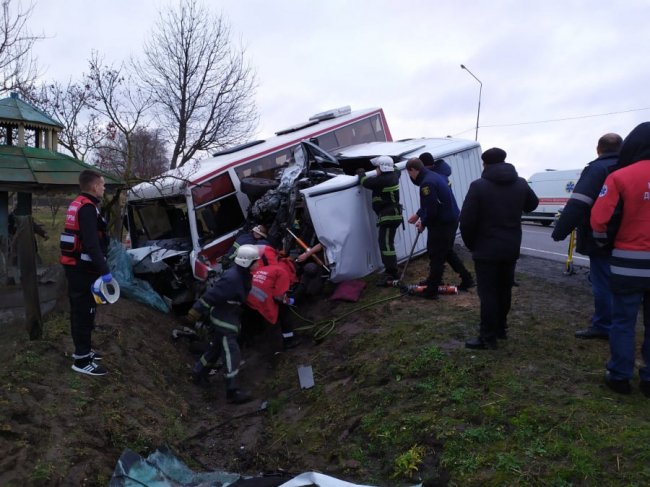 Автотроща на Волині за участю маршрутки та буса: двох водіїв вирізали рятувальники. ФОТО