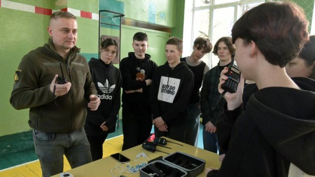 Військовий вишкіл у луцькому ліцеї: 70 школярів вчилися керувати дронами та надавати домедичну допомогу