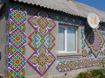 Волинян прикрасив свій будинок вишиванкою з кришок. ФОТО. ВІДЕО