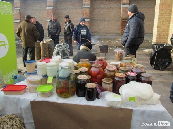 У Луцьку фірма замість новорічного корпоративу збирає гроші на АТО. ФОТО 