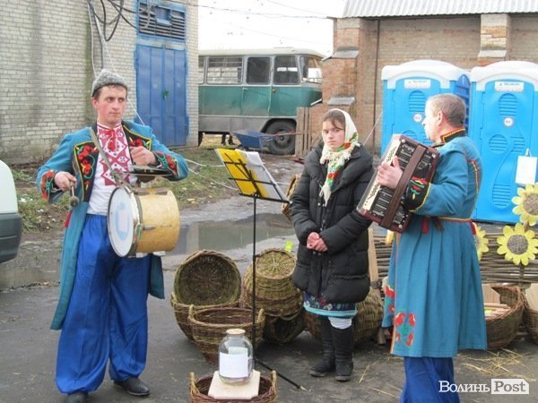 У Луцьку фірма замість новорічного корпоративу збирає гроші на АТО. ФОТО 