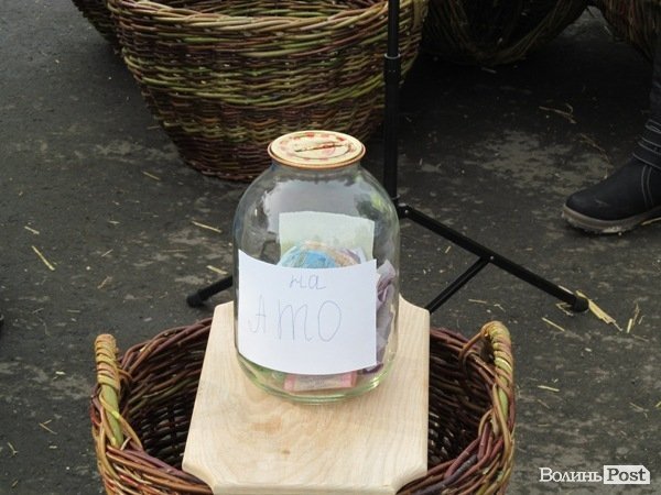 У Луцьку фірма замість новорічного корпоративу збирає гроші на АТО. ФОТО 