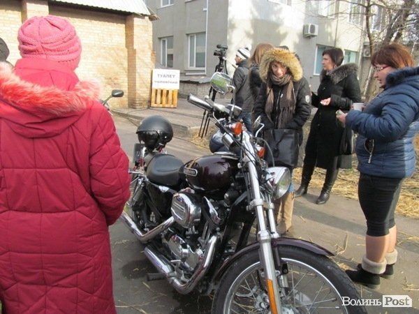 У Луцьку фірма замість новорічного корпоративу збирає гроші на АТО. ФОТО 