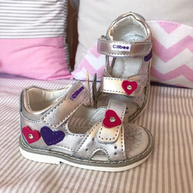 Де придбати стильне та якісне дитяче взуття, не виходячи з дому*