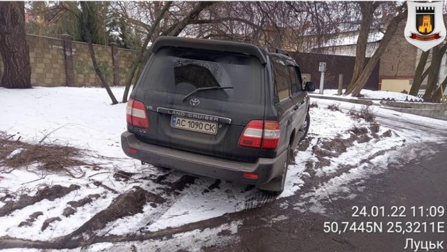 У Луцьку «автохами» знищили зелену зону. ФОТО