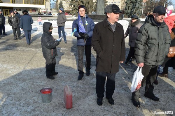 «Кров», міліція і сутичики: у Луцьку відвідали заклади регіоналів. ФОТО