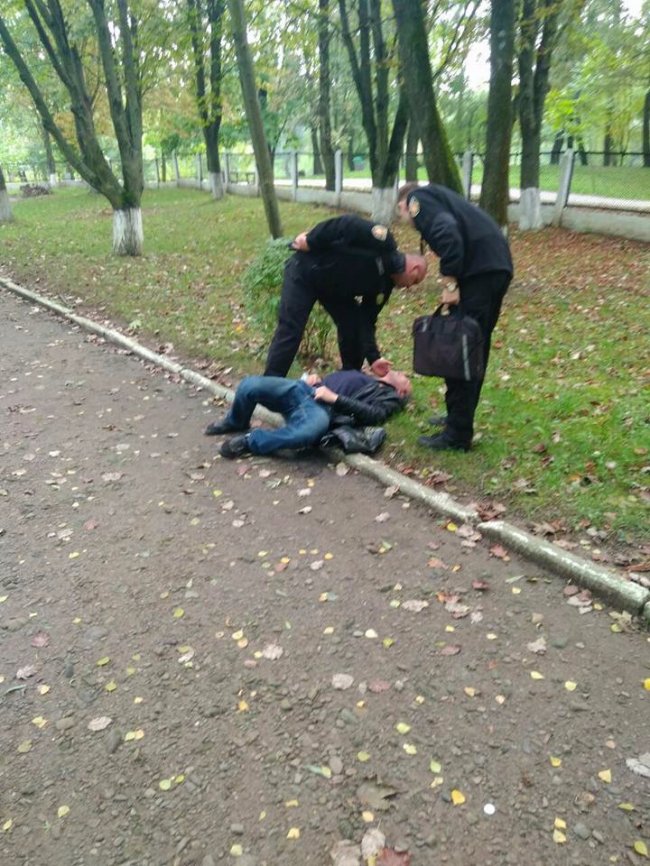 «Приліг відпочити»: у Луцьку з газону підняли п’яного чоловіка