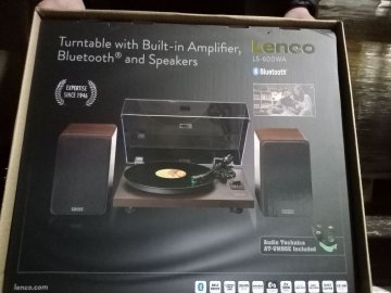  Через «Ягодин» хотіли провезти 50 коробок вінілових програвачів під виглядом «гумдопомоги»