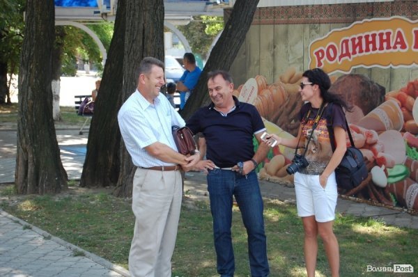 Двоє регіоналів з міськради Іван Смоленг та Ірина Комлик розмовляють з колегою з ВО «Батьківщина» Сергієм Воликом