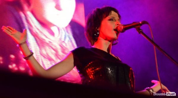 Епатажна письменниця та співачка Ірена Карпа 