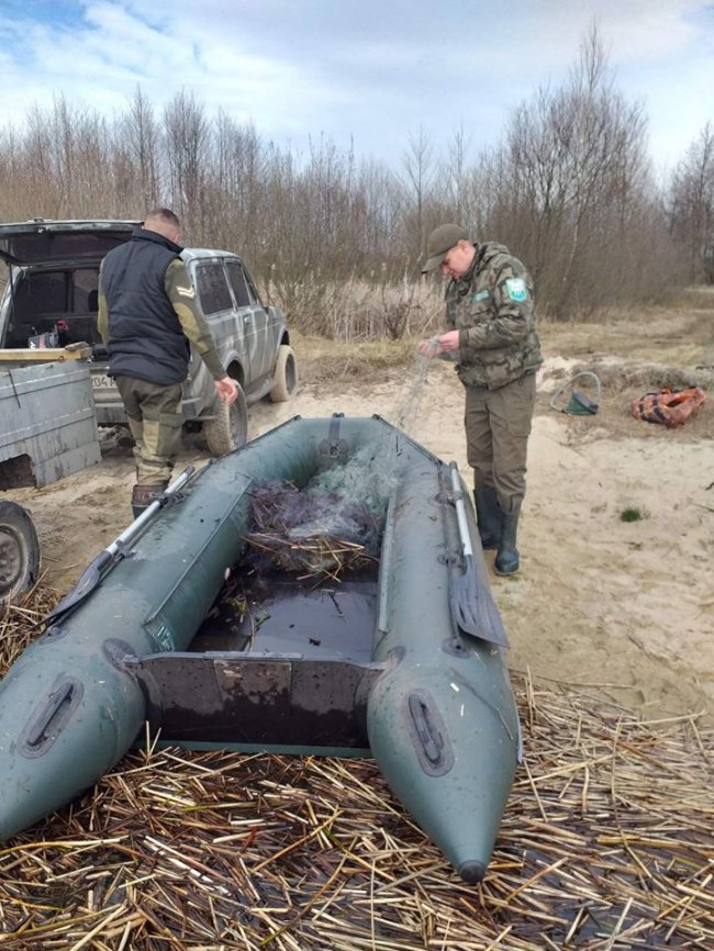 У Шацькому районі  браконьєри на озері ловили рибу сітками