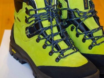 Переваги високих черевиків для туризму*