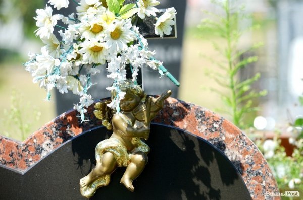 На кладовищі Луцька повалені пам'ятники, а могили заросли чагарниками. ФОТО