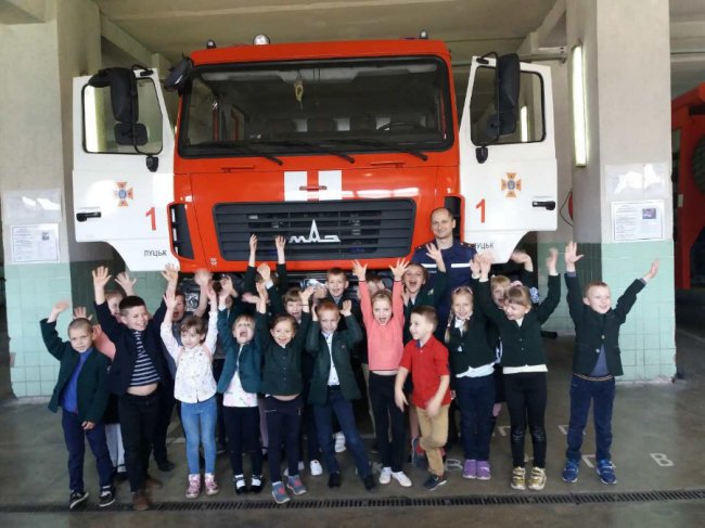 Дітлахам дали «порулити» пожежною машиною в Луцьку