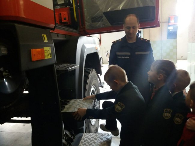 Дітлахам дали «порулити» пожежною машиною в Луцьку