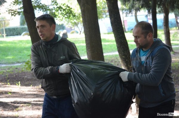 Лучани винесли 150 мішків сміття з скверу Героїв Майдану. ФОТО 