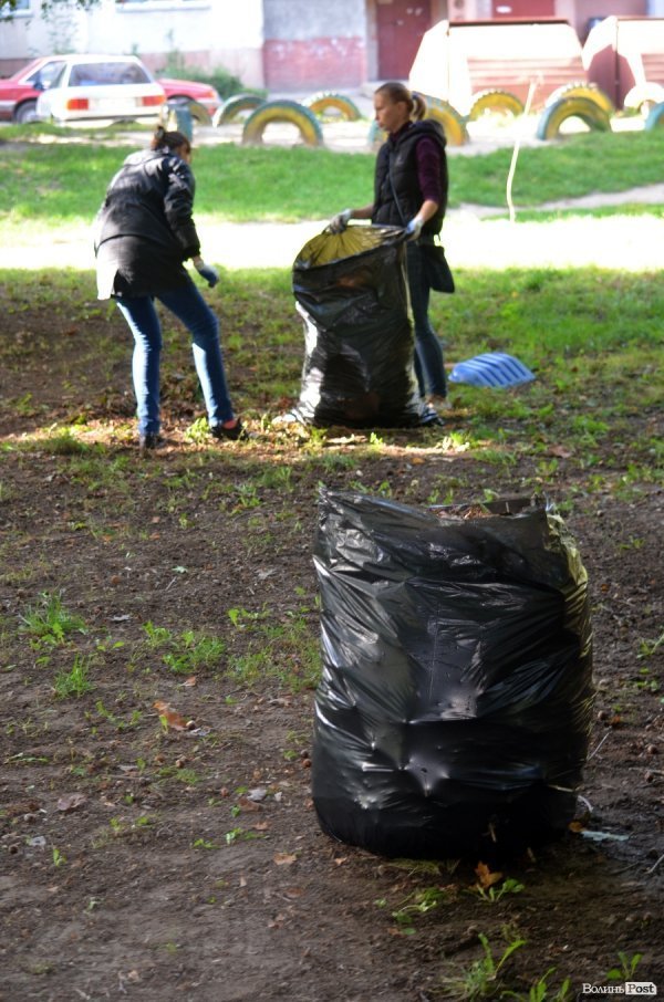 Лучани винесли 150 мішків сміття з скверу Героїв Майдану. ФОТО 