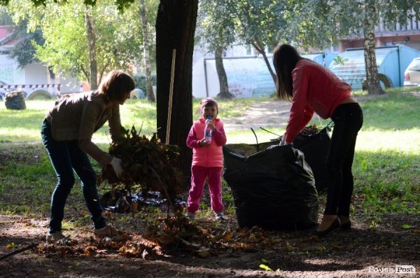 Лучани винесли 150 мішків сміття з скверу Героїв Майдану. ФОТО 