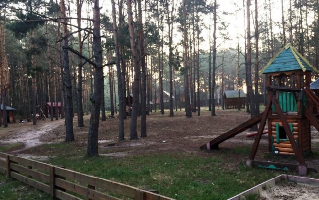 На Волині лісівники прибрали місце відпочинку біля озера, яке закидали сміттям