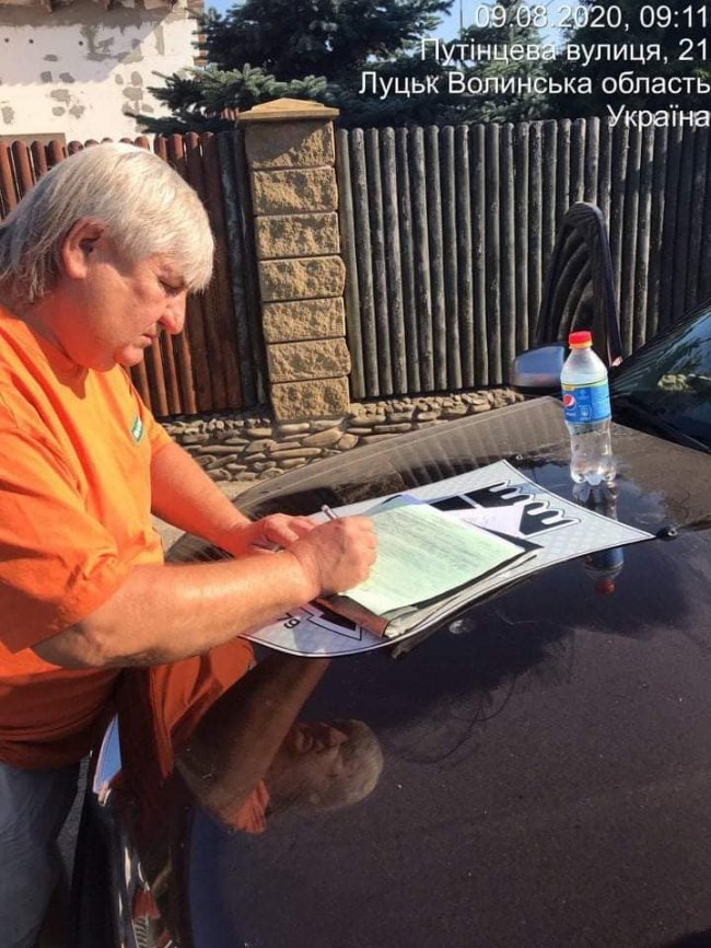 У Луцьку викрили підпільну точку продажу сурогату.  ФОТО