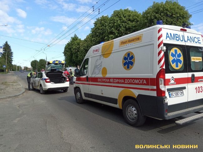 Ранкова аварія у Луцьку: зіткнулись вантажівка та легковик. ФОТО