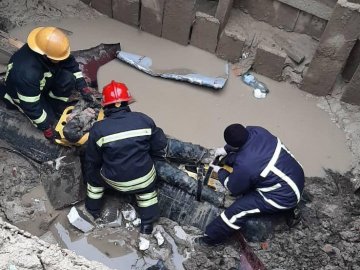 У Луцьку чоловік впав у 5-метровий котлован, потерпілий – у лікарні. ВІДЕО