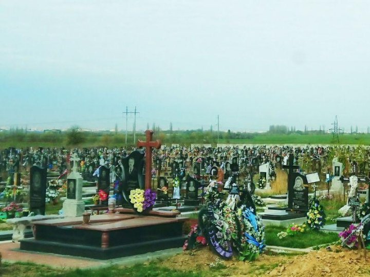 Догляд за могилами за гроші: чи готові на Волині довірити місця пам'яті рідних чужим людям