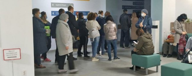 У Луцьку – черга з сотні людей  в одному з пунктів вакцинації. ФОТО.ВІДЕО
