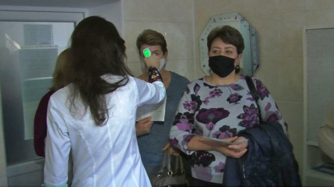 У Луцьку – черга з сотні людей  в одному з пунктів вакцинації. ФОТО.ВІДЕО