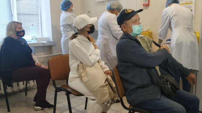 У Луцьку – черга з сотні людей  в одному з пунктів вакцинації. ФОТО.ВІДЕО